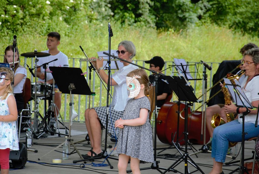 Früherziehungskinder und Musiker:innen auf der Bühne im Stadtpark