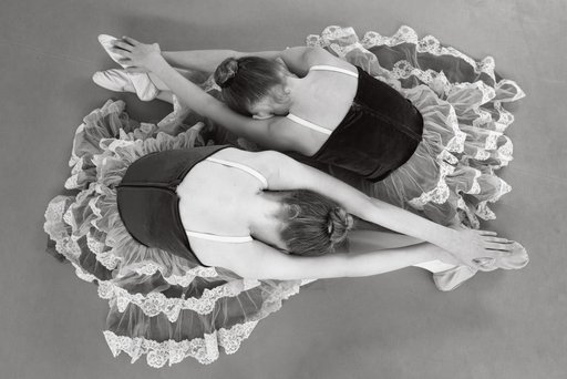 Zwei Tänzerinnen in Kostümen